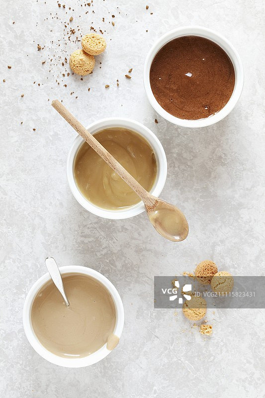 小碗里的巧克力慕斯、焦糖和咖啡酱(俯视图)图片素材