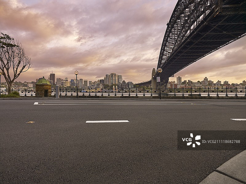 城市道路下海港大桥，黎明，侧图片素材