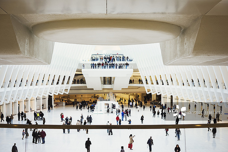 交通枢纽大楼的中央中庭，人们使用世界贸易中心Oculus大楼，夹层和中央走道。图片素材