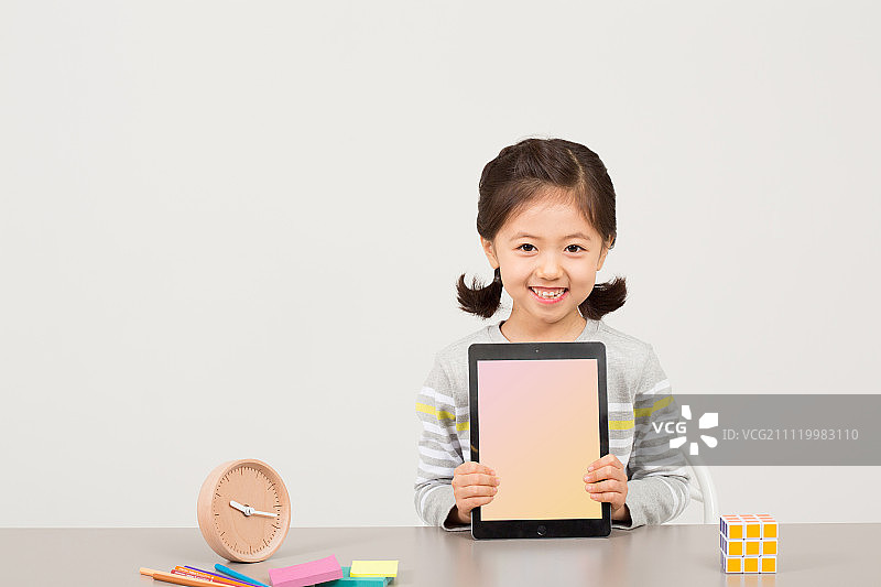 一个拿着平板电脑学习的女孩图片素材