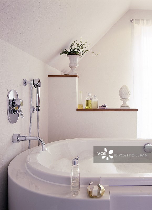 白色豪华浴缸的特写图片素材