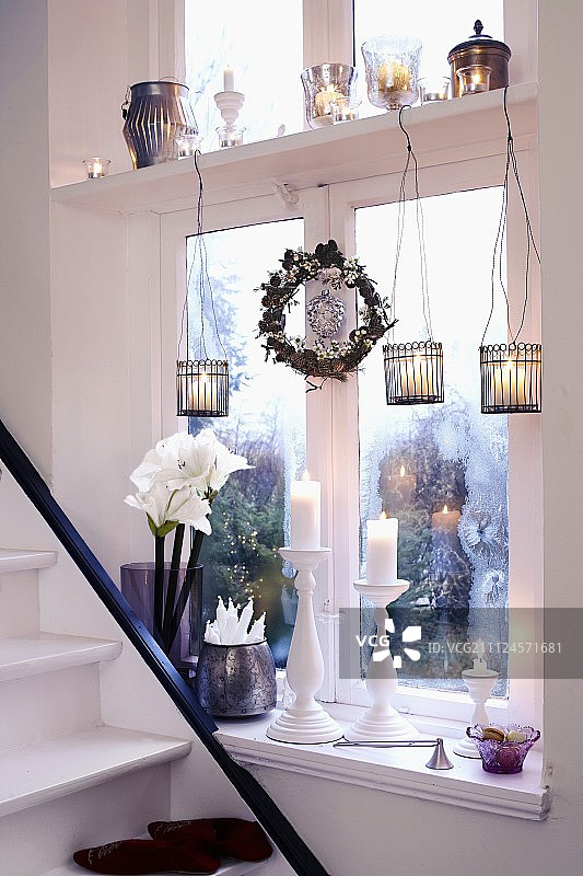 窗台上装饰着花环和装饰蜡烛图片素材