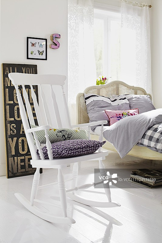 卧室配有白色摇椅、床和枕头图片素材