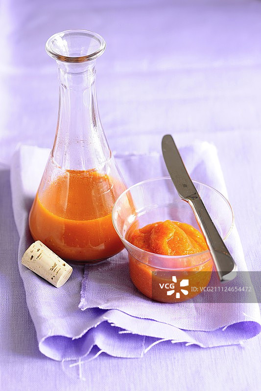 茄子辣椒酱在水瓶和碗中，低GI饮食食品图片素材