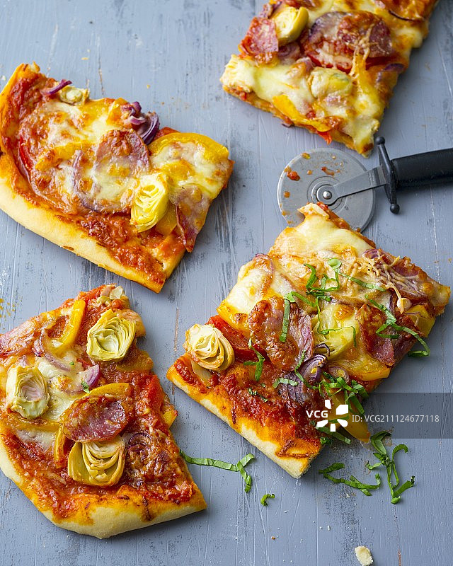 一份蔬菜比萨，意大利腊肠和马苏里拉奶酪图片素材