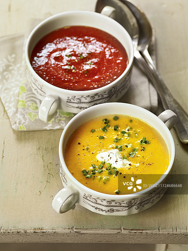西红柿汤和南瓜汤两碗，法国图片素材