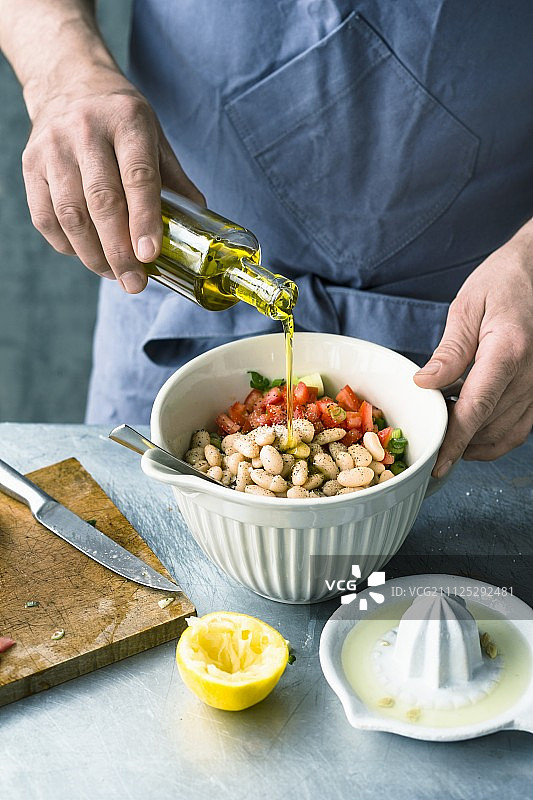 用橄榄油浸泡白豆和蔬菜图片素材