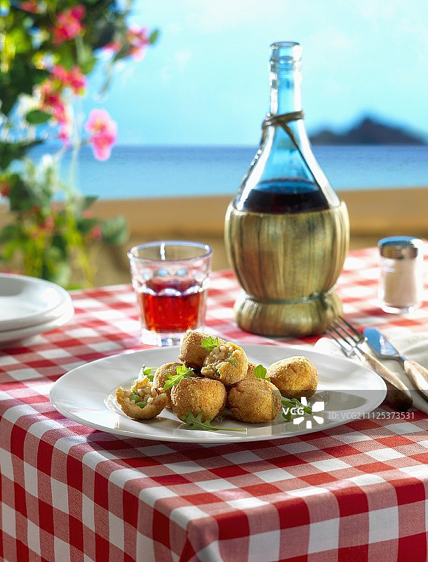 西西里岛露台上的米饭豌豆丸子图片素材