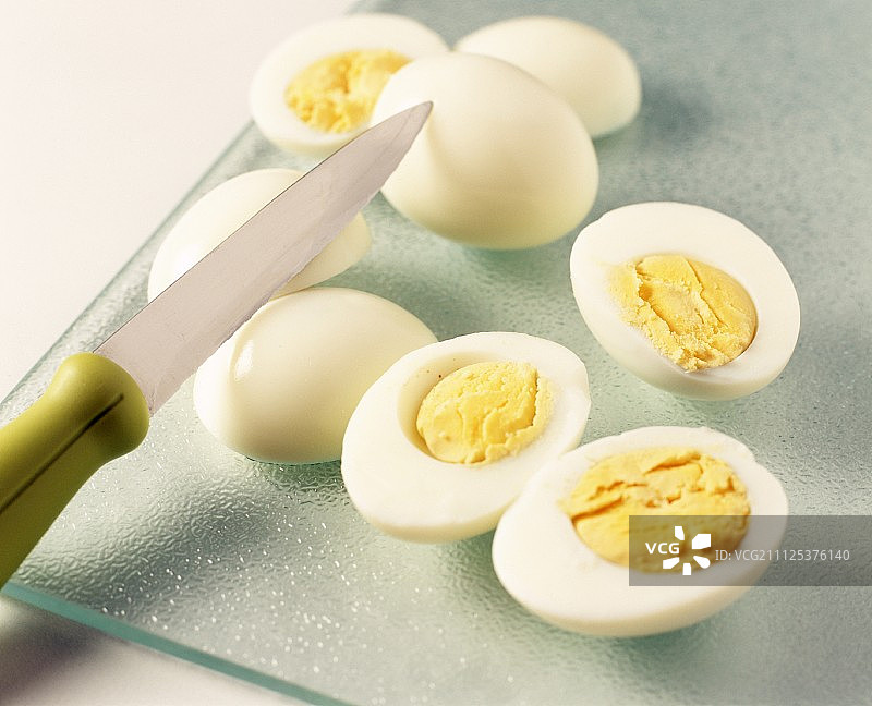 用刀在菜板上煮鸡蛋图片素材