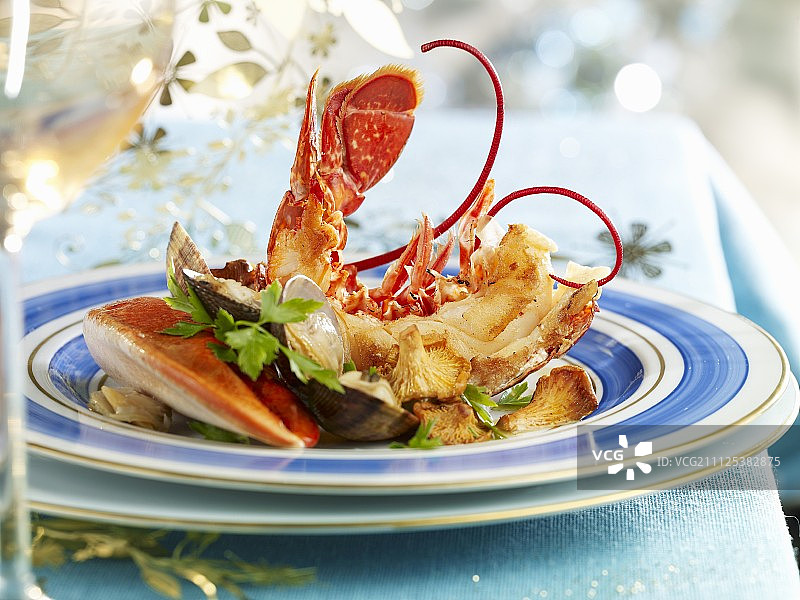 龙虾配小颈蛤和鸡油菌图片素材