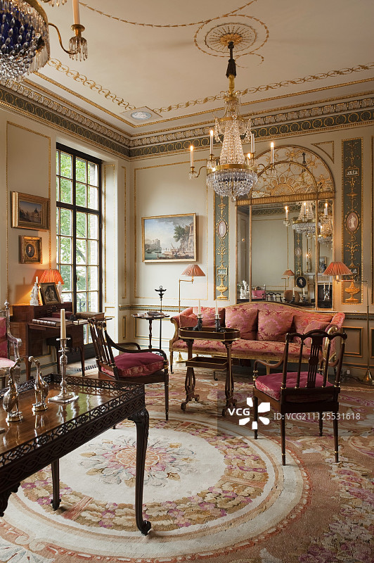 红木桌椅和古董软垫沙发上的奥布松地毯在时尚沙龙的格鲁吉亚公寓在伦敦图片素材