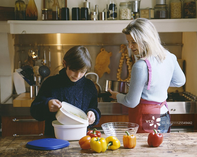 母亲和儿子在厨房做饭图片素材