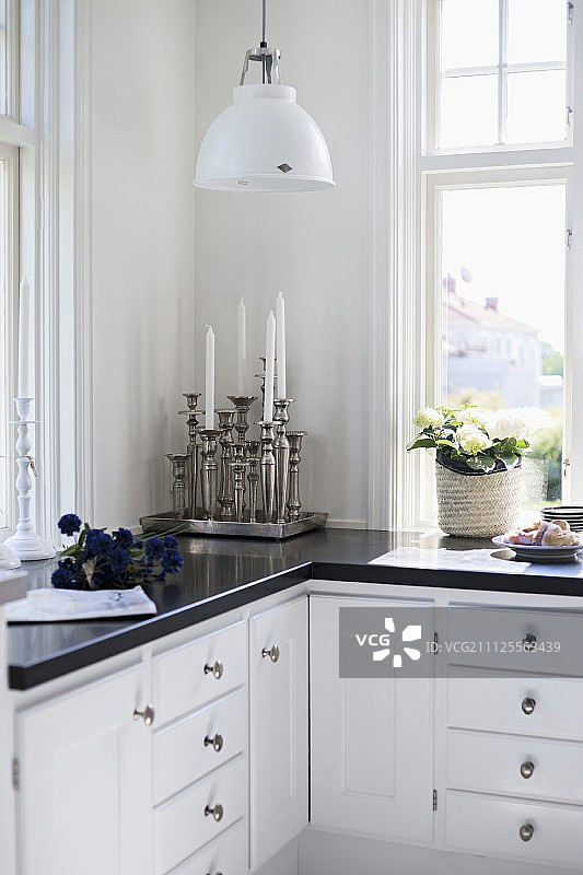 l型厨房底座上的银色烛台位于复古吊灯下方图片素材