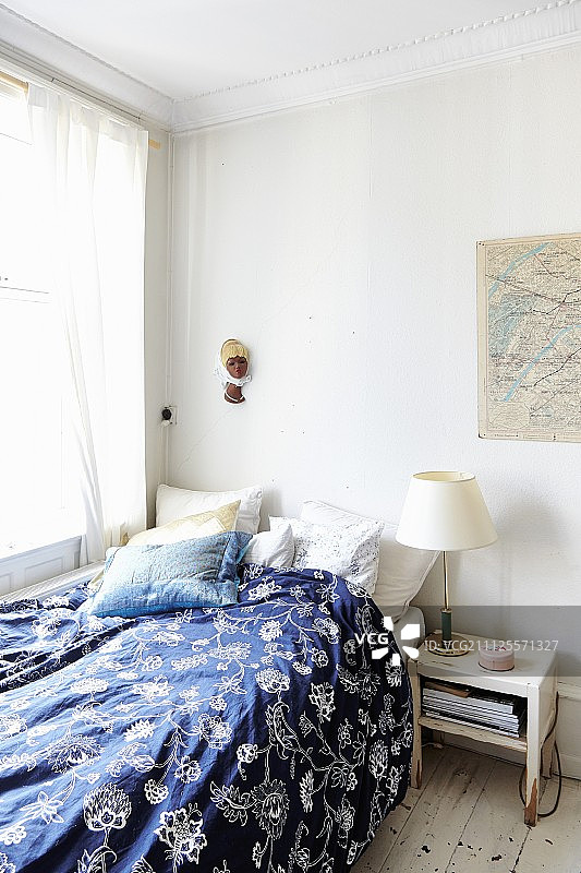 床与蓝白图案的床线在简单的房间角落图片素材