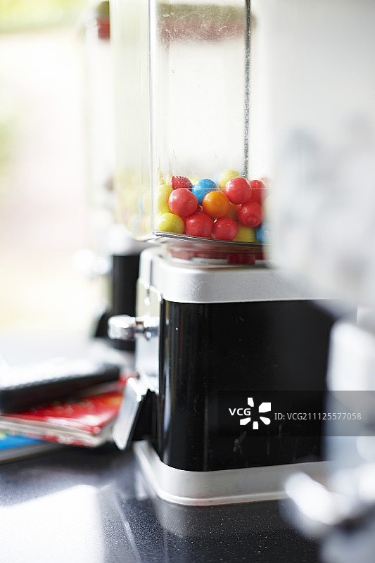 厨房工作台上的泡泡糖机图片素材