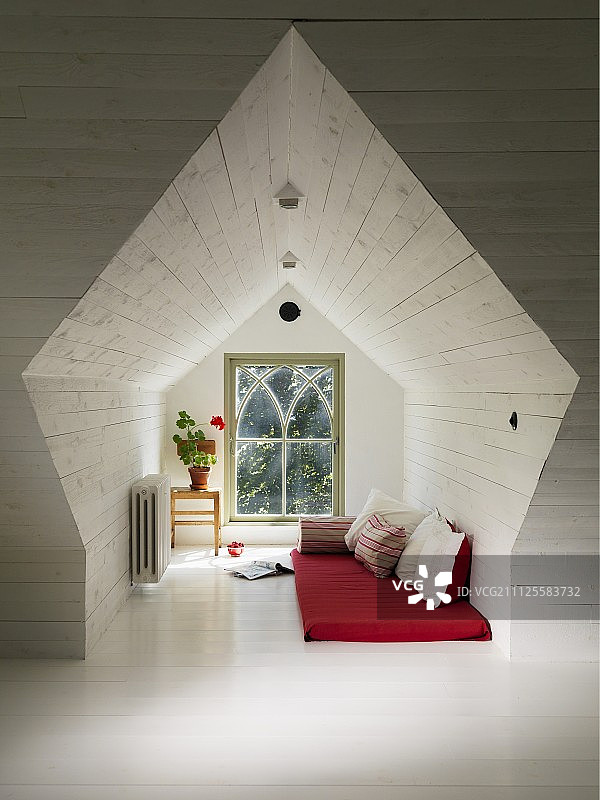 改建阁楼的木质壁龛;白色的木地板上放着红色的蒲团和坐垫图片素材