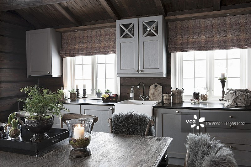 在乡村木屋中，厨房柜台的餐桌上有灰色的木门图片素材