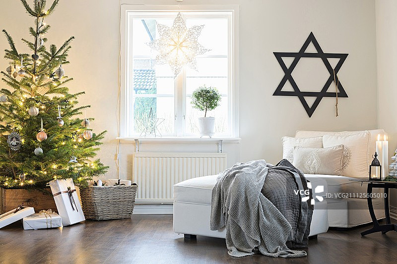 客厅圣诞树上的彩灯，墙上有大卫之星图片素材
