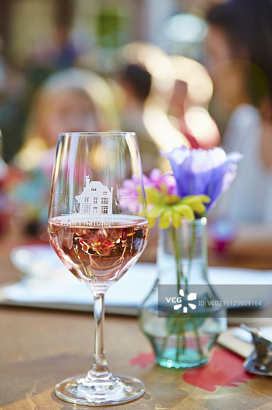 一杯rosé酒在花瓶前图片素材