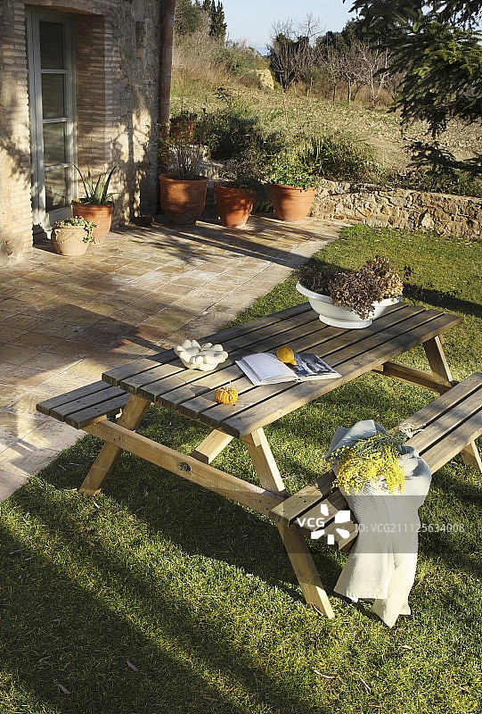 屋外花园的木制野餐桌和长凳图片素材