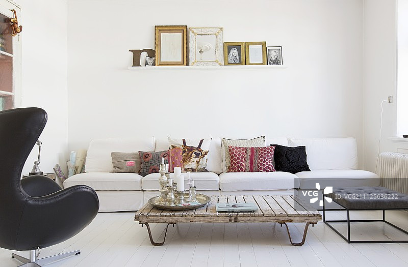 白色客厅里的白色沙发和升级咖啡桌图片素材