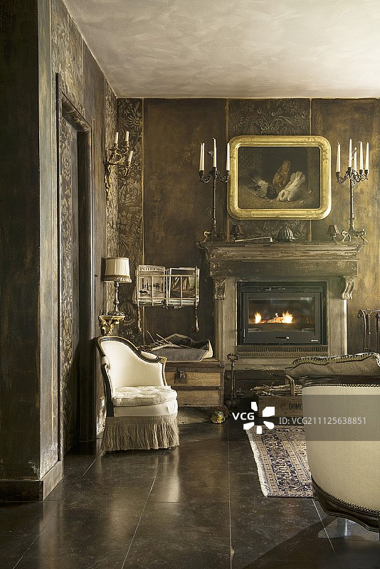 壁炉，油画和传统客厅的复古氛围图片素材