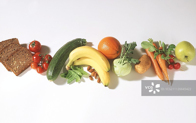 新鲜蔬菜，水果，杏仁和3片全麦面包图片素材