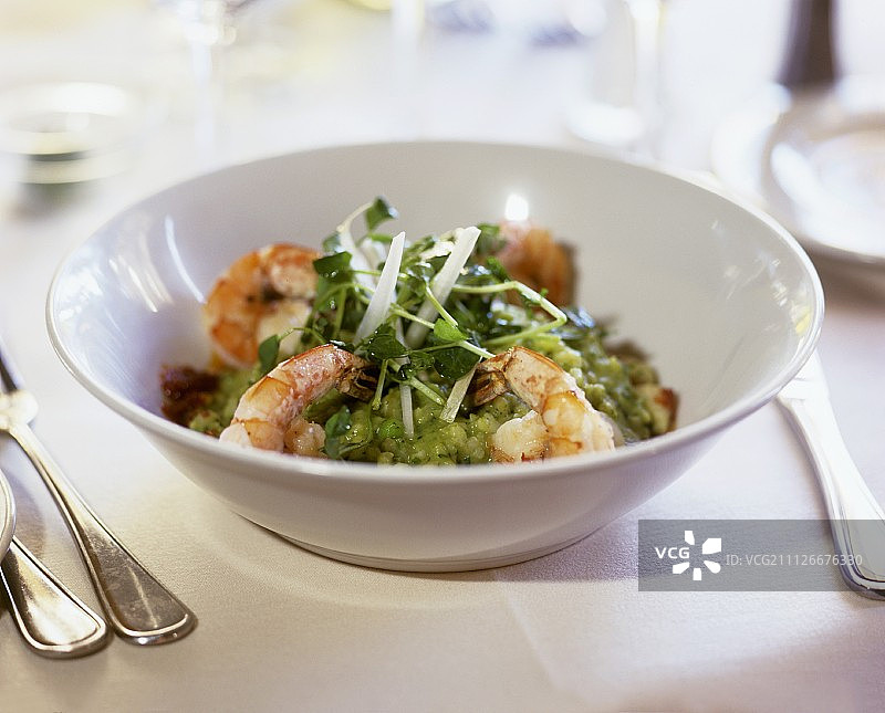 深盘虾和西洋菜的豌豆意大利饭图片素材