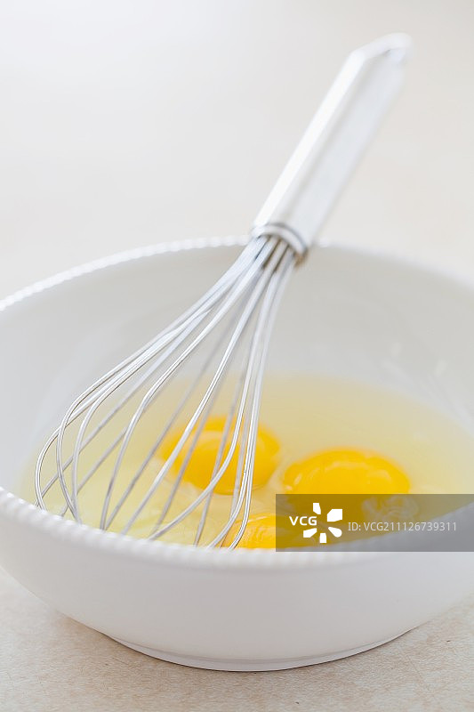 用打蛋器在碗里打鸡蛋图片素材