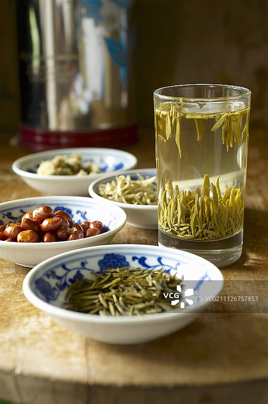 以绿茶、金银花茶、菊花茶为特色的茶具图片素材