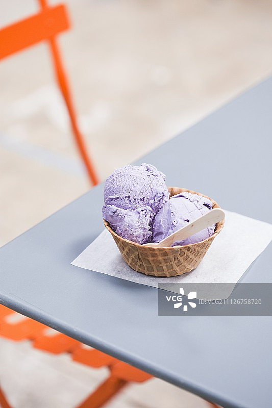 华夫蛋筒碗里的紫山药冰淇淋图片素材