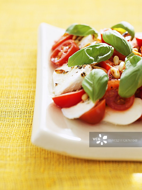 意大利番茄配马苏里拉奶酪和罗勒图片素材
