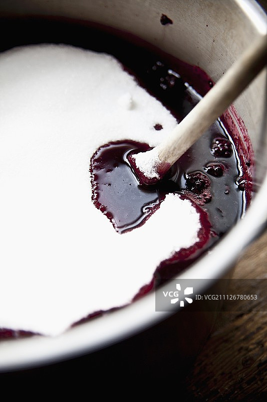 糖和黑莓放在锅上图片素材