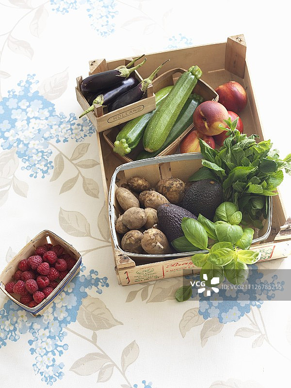 新鲜蔬菜，香草和水果装在木箱里图片素材