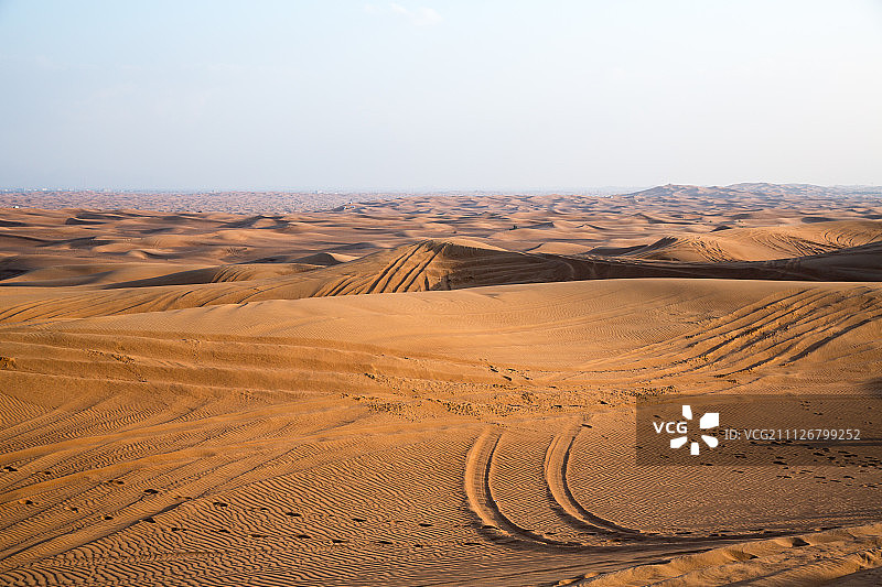 汽车在沙漠中留下的痕迹图片素材