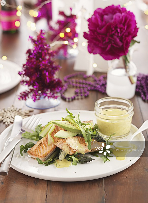 煎鲑鱼配牛油果、芦笋和芝麻菜蔬菜沙拉图片素材