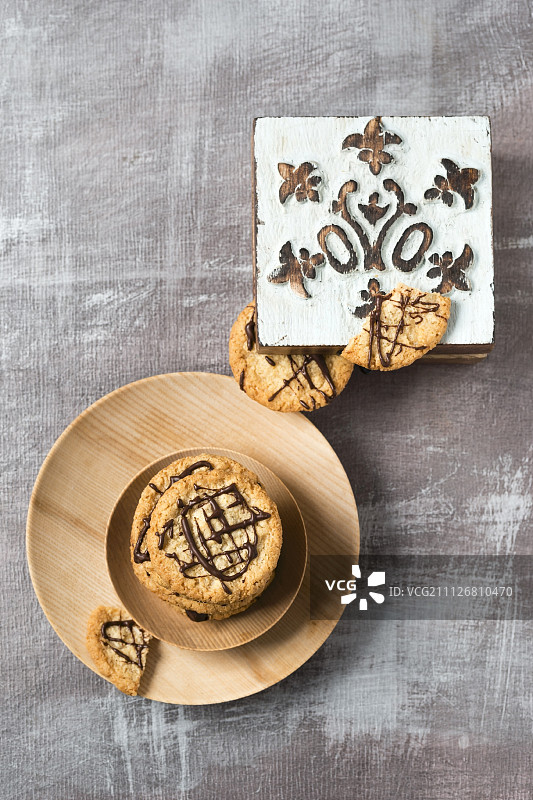 燕麦饼干，巧克力和一个木盒图片素材