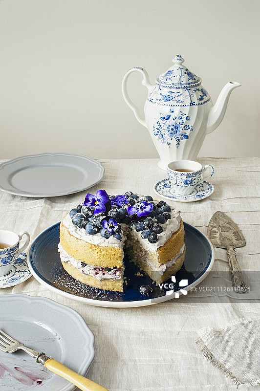 蓝莓蛋糕，马斯卡泊尼奶酪，蓝莓奶油，三色紫罗兰，复古t恤陶器图片素材