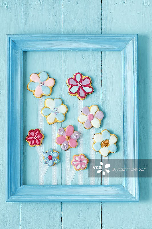 花形饼干和彩色糖衣图片素材