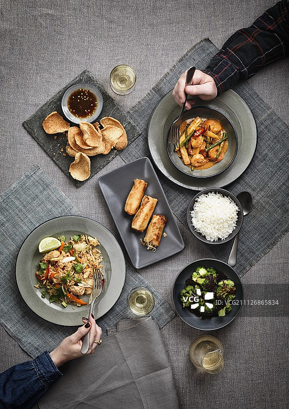 春卷，大虾，炒饭，花椰菜和饼干蘸酱(中国)图片素材
