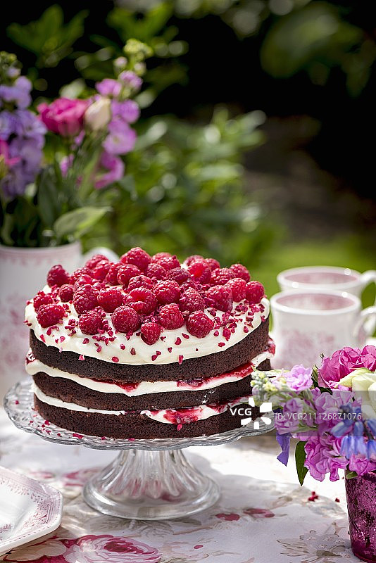 夏日红丝绒蛋糕配奶油芝士和覆盆子图片素材