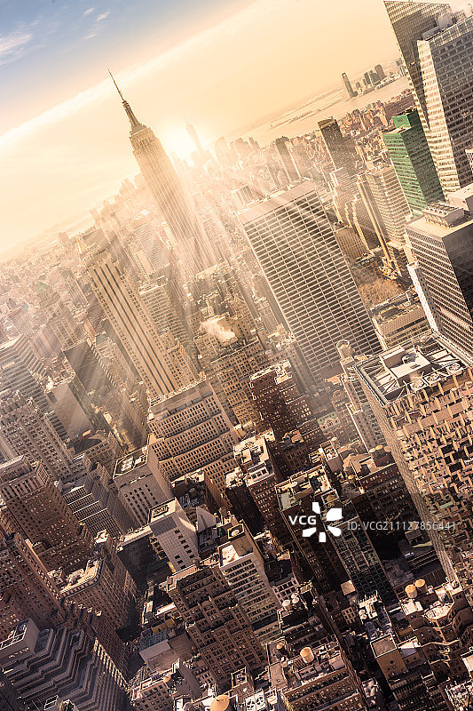 日落中的纽约曼哈顿天际线。图片素材