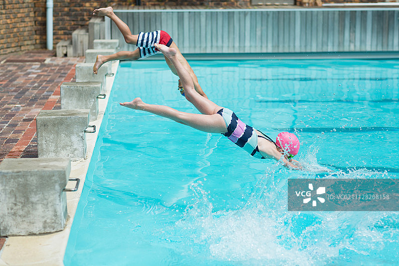 儿童跳水在泳池边的侧视图图片素材