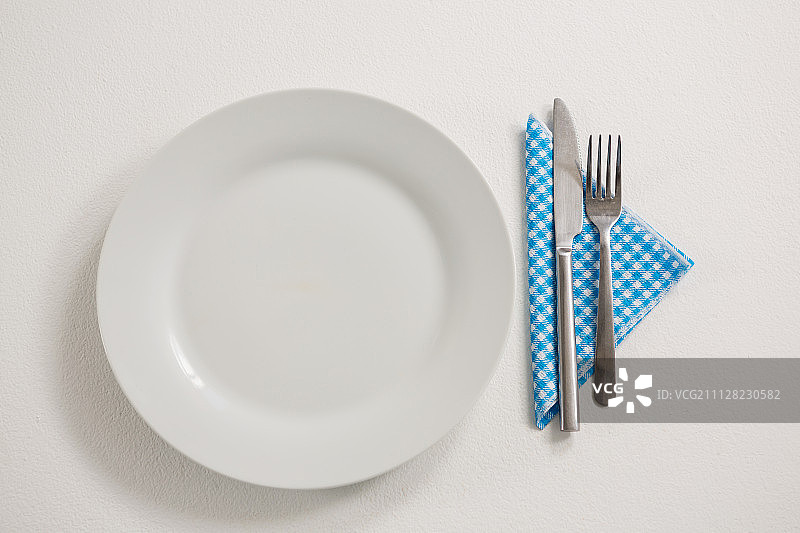 餐桌上有餐具和餐巾的盘子的俯视视图图片素材