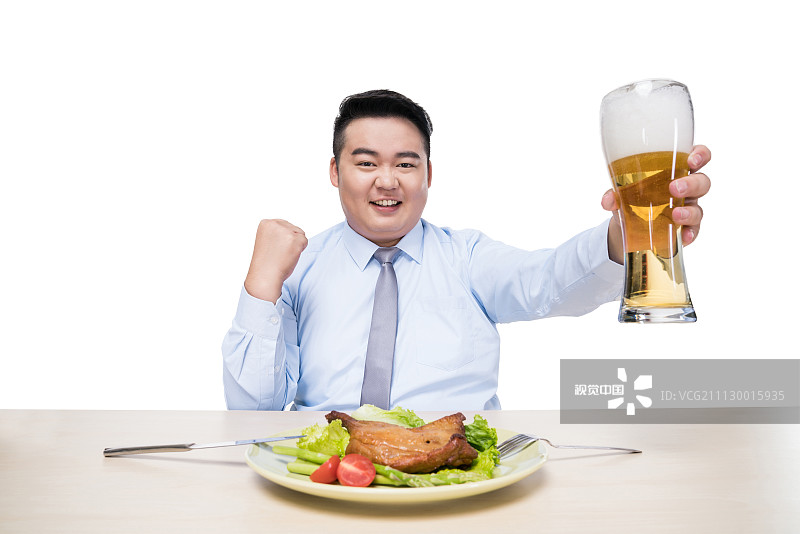 胖子在吃饭喝啤酒图片素材