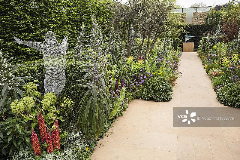 2013年切尔西花展，英国关节炎研究，设计师Chris Beardshaw。金牌。远处是光芒花园和清澈花园。图片素材