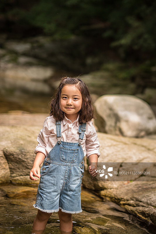 小女孩站在山谷的肖像图片素材