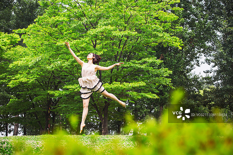 在草地上跳舞的韩国女人图片素材