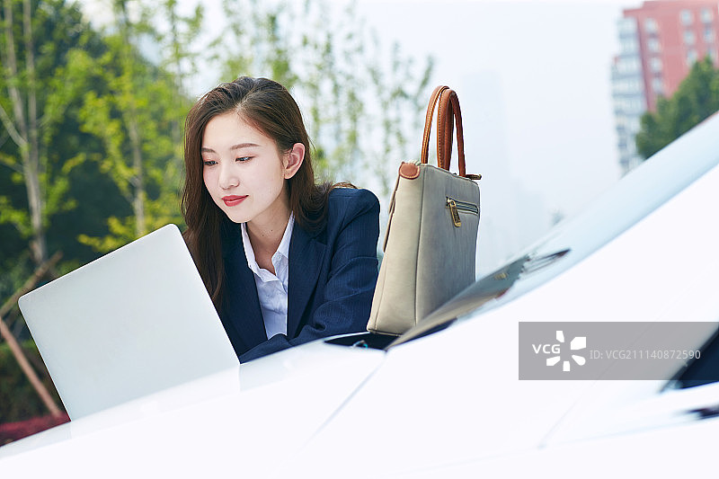 商务女性在户外使用电脑图片素材