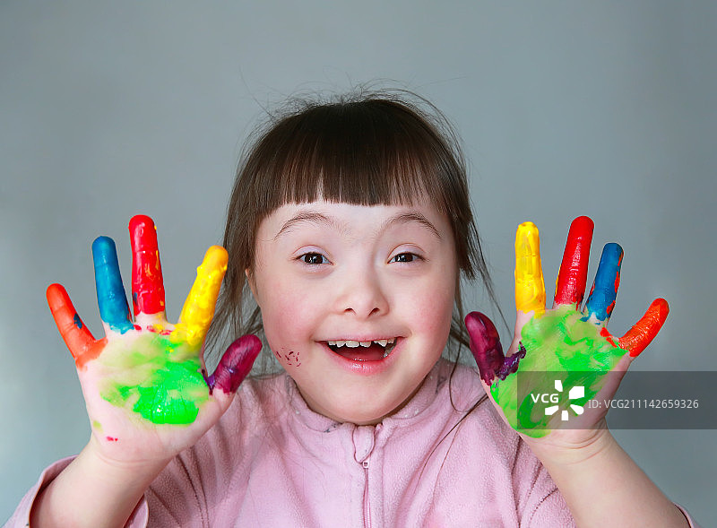 可爱的小女孩，涂了颜料的手。图片素材
